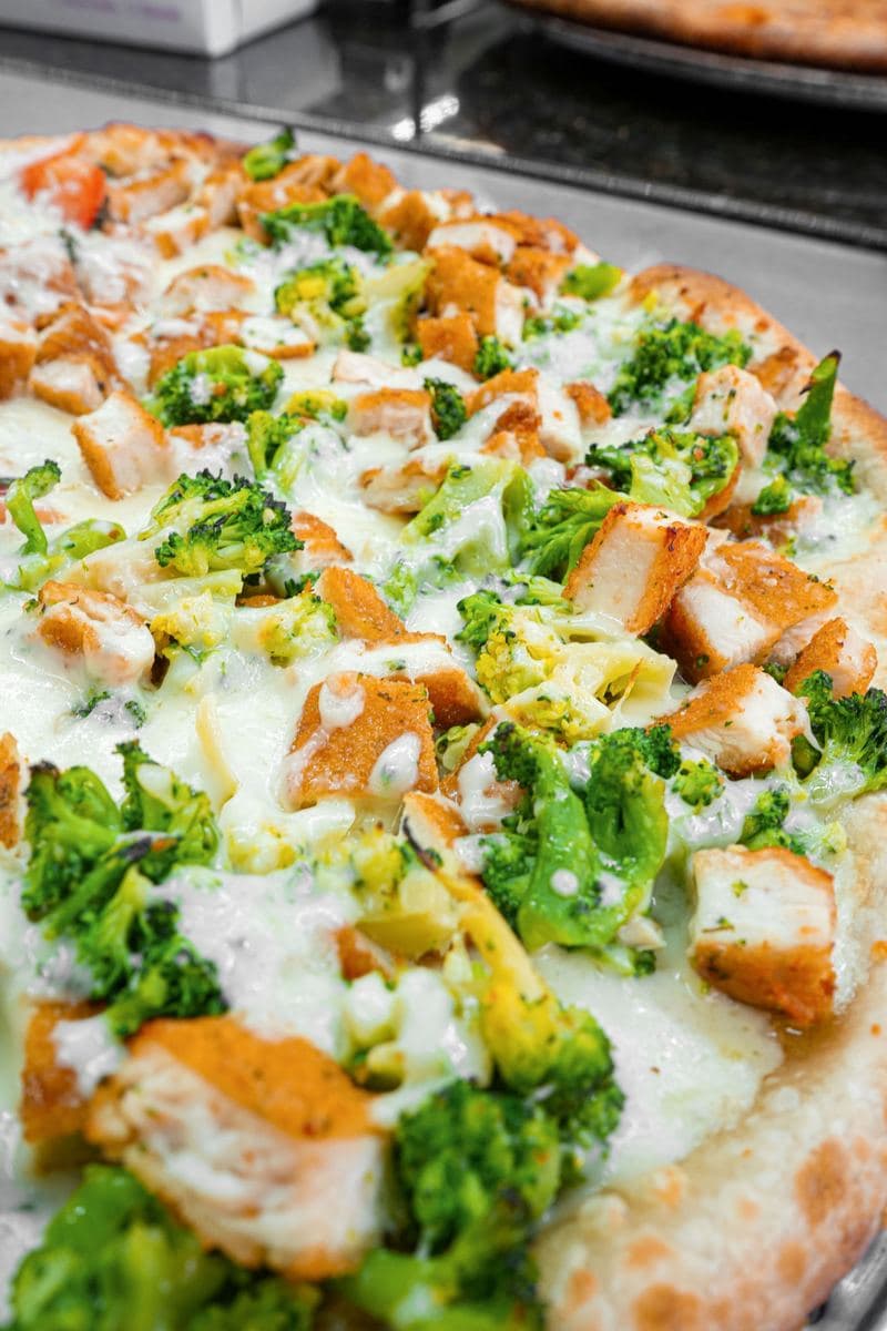 Chicken and broccoli white pie with garlic and olive oil